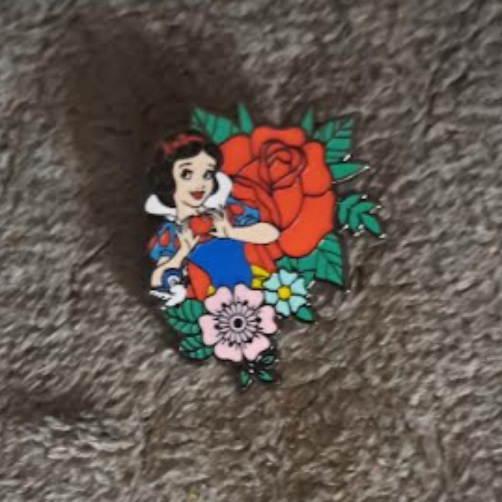 EUC Disney Princess Snow White Floral Pin